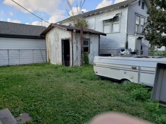 a view of a house with backyard and porch