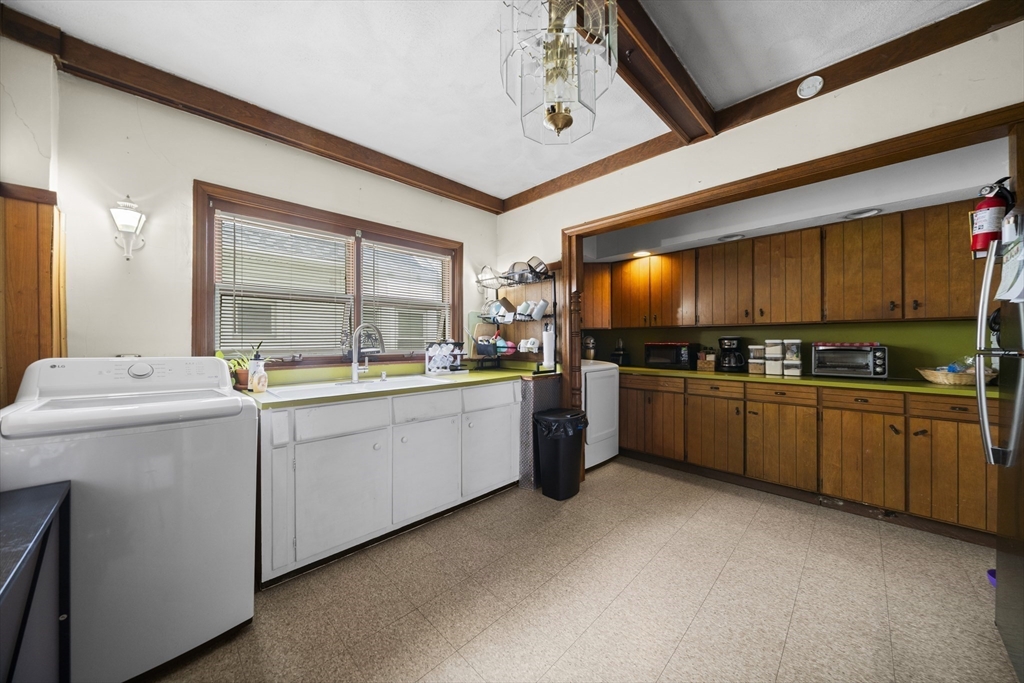 363 White Street Springfield, MA 01108 - Photo 10 of 35