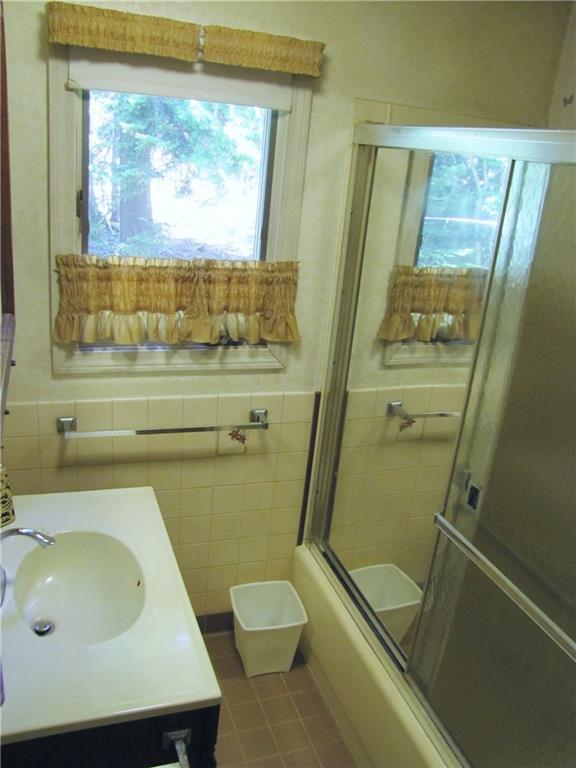 1193 Sunshine Road Deer Isle, ME 04627 - Photo 20 of 23 Bathroom with tub.