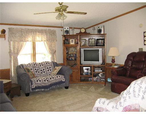 618 Mt Jackson Road New Castle, PA 16102 - Photo 2 of 10 Living Room.