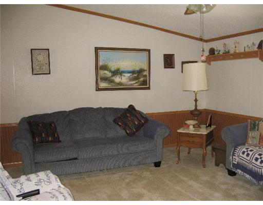618 Mt Jackson Road New Castle, PA 16102 - Photo 3 of 10 Living Room.