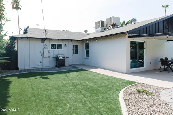 a view of a house with backyard