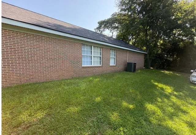 a view of backyard with a garden