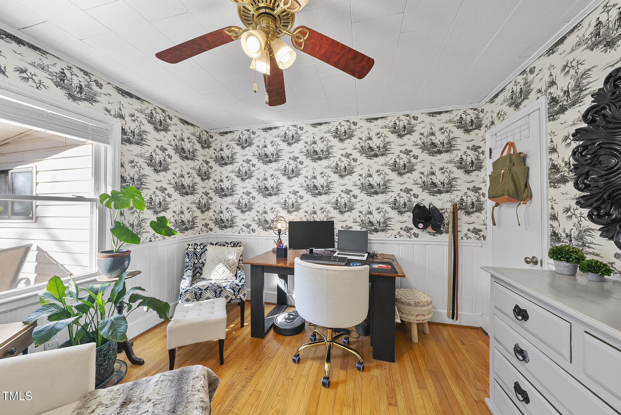 322 Robbins Road Durham, NC 27703 - Photo 15 of 48 a workspace with furniture and a potted plant