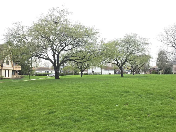 $217,000 | 12 Parkside Court, Unit 10, Vernon Hills, IL 60061