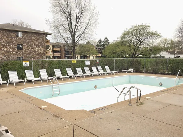 $217,000 | 12 Parkside Court, Unit 10, Vernon Hills, IL 60061