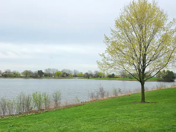 $217,000 | 12 Parkside Court, Unit 10, Vernon Hills, IL 60061