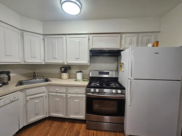 $217,000 | 12 Parkside Court, Unit 10, Vernon Hills, IL 60061