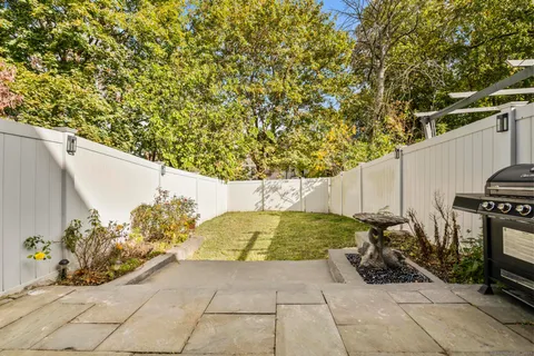 a view of a backyard