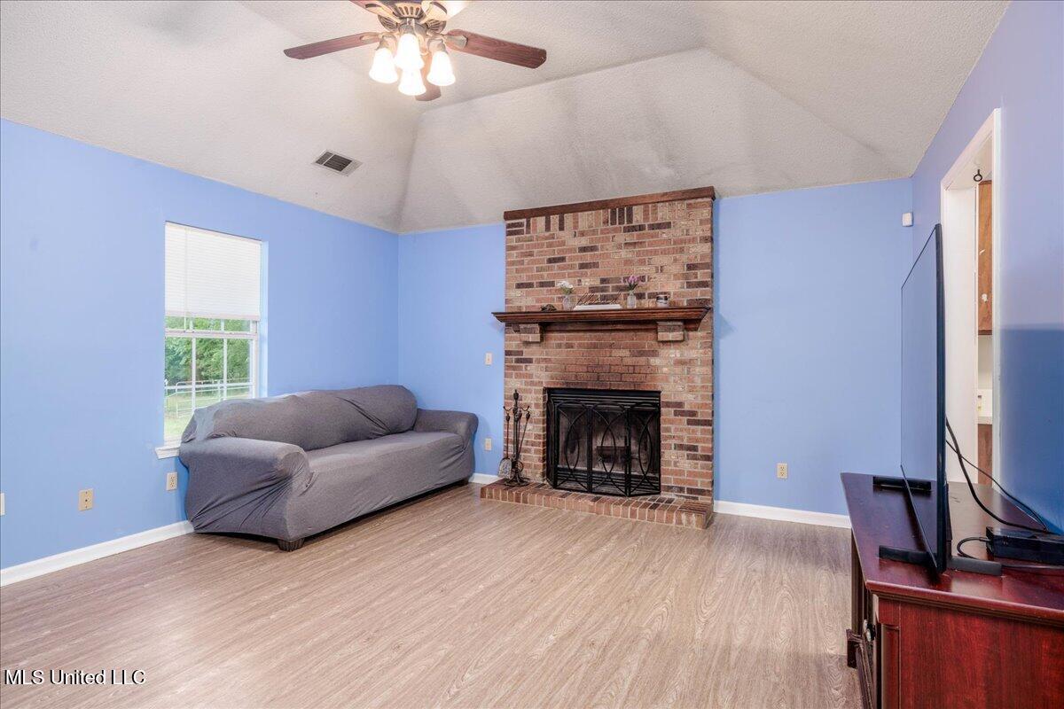 1358 David Road Coldwater, MS 38618 - Photo 6 of 28 07-Living Room