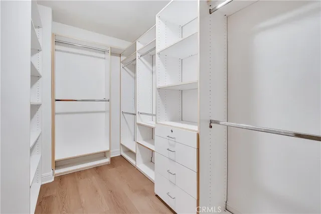 a view of a house with backyard and garden