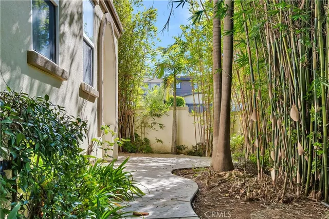 a view of a yard in front of a house