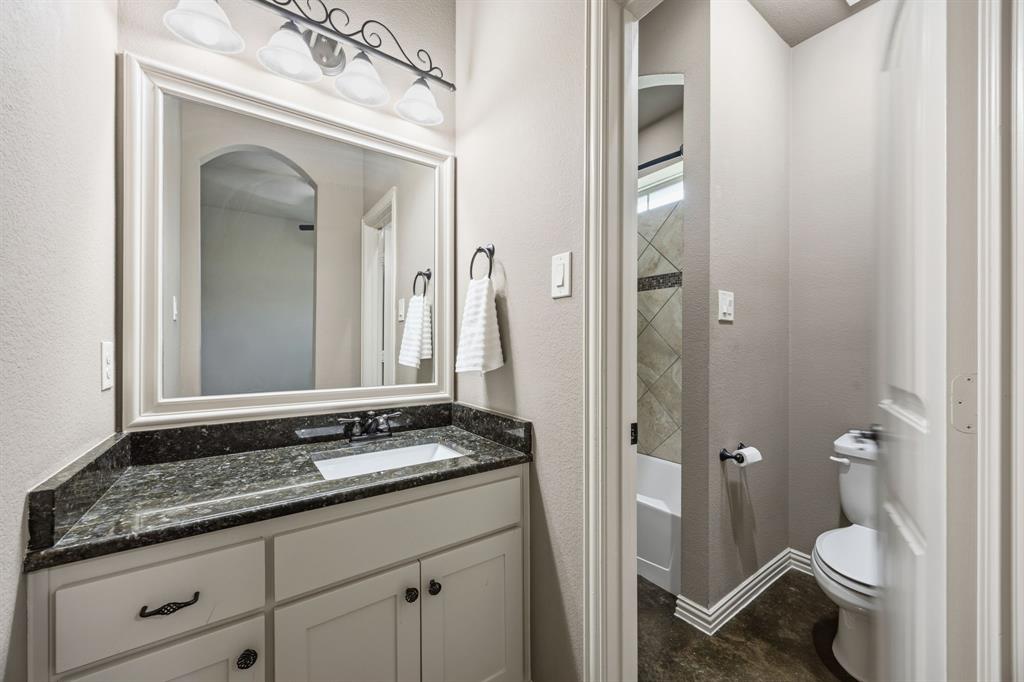 6621 Singleton Road Midlothian, TX 76065 - Photo 22 of 32 Second jack-n-jill bathroom
