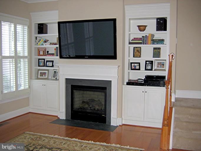 717 Carpenter Road Alexandria, VA 22314 - Photo 3 of 21 Living Room