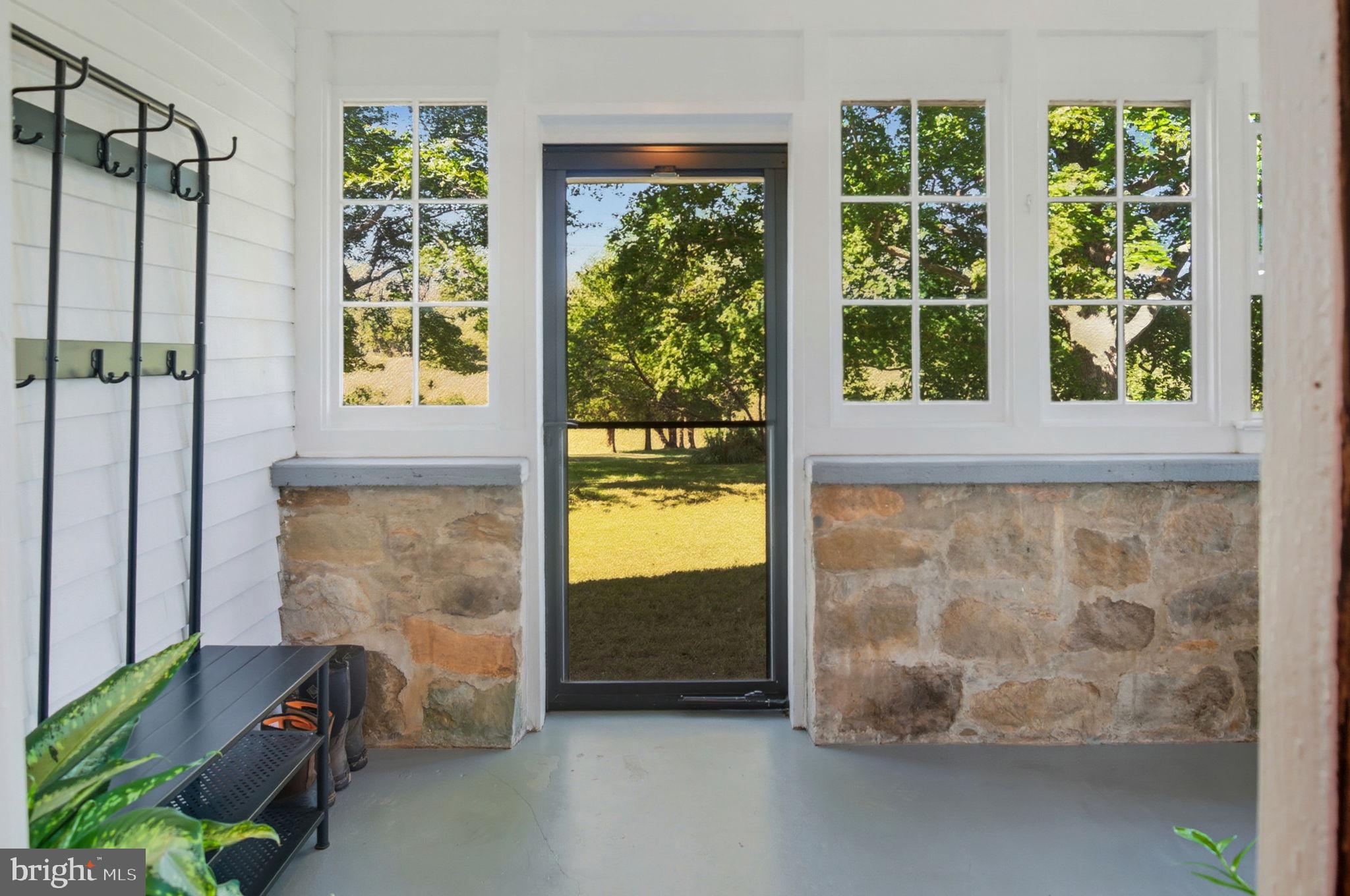 9781 Conde Road Marshall, VA 20115 - Photo 8 of 105 Gallery Image 8