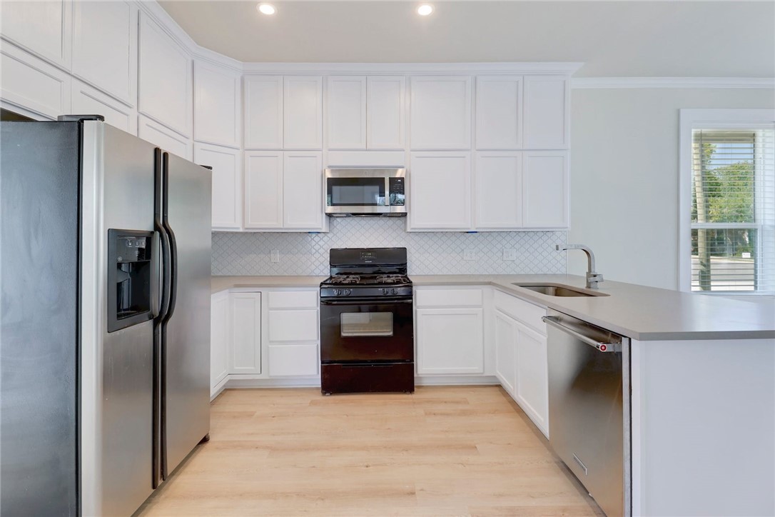 719 West 3rd Street Taylor, TX 76574 - Photo 10 of 31 Kitchen
