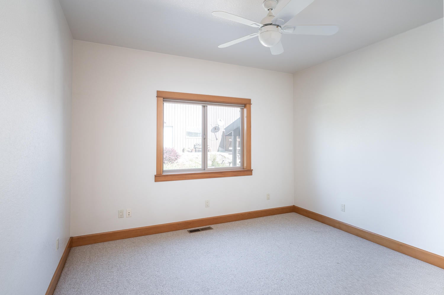 3242 Southwest 43rd Street Redmond, OR 97756 - Photo 15 of 38 Ensuite Guest Bedroom