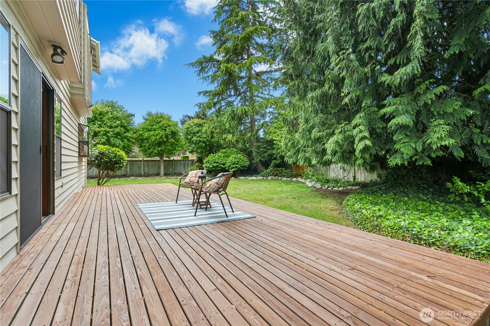 5211 103rd Street Southwest, Unit SW Mukilteo, WA 98275 - Photo 32 of 40 a deck view with a garden space