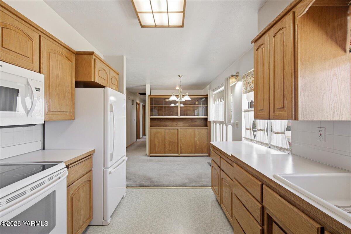 111 Sunset Way Zillah, WA 98953 - Photo 8 of 44 Kitchen