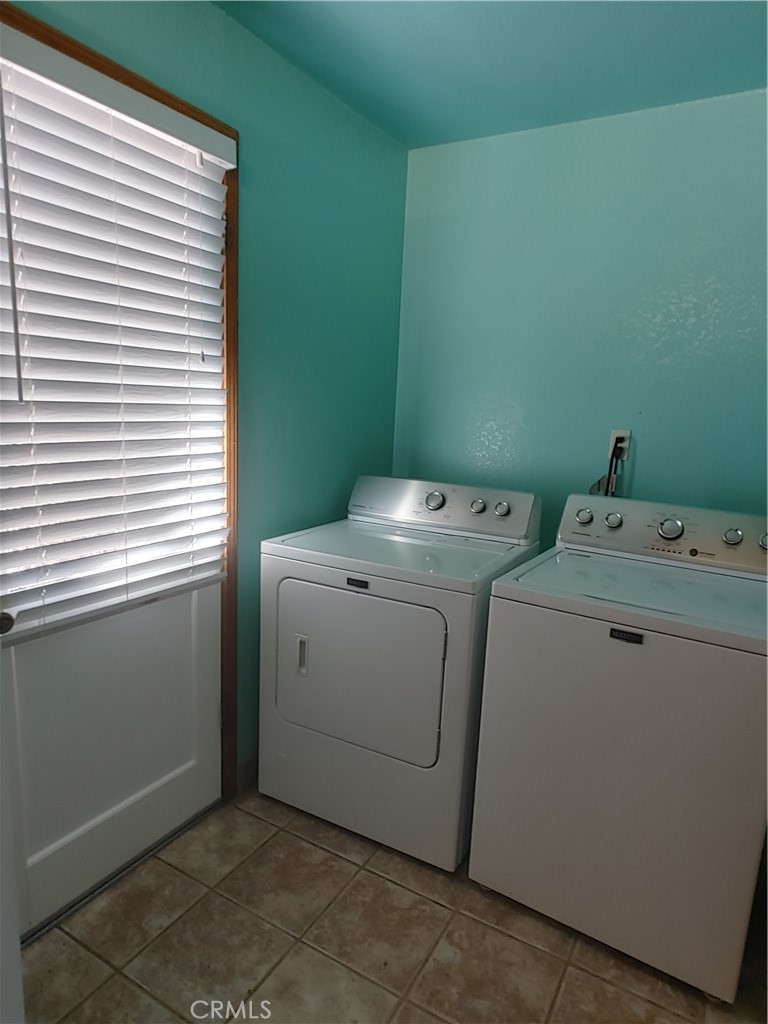 32981 Deer Lane Running Springs, CA 92382 - Photo 6 of 16 a utility room with dryer and washer