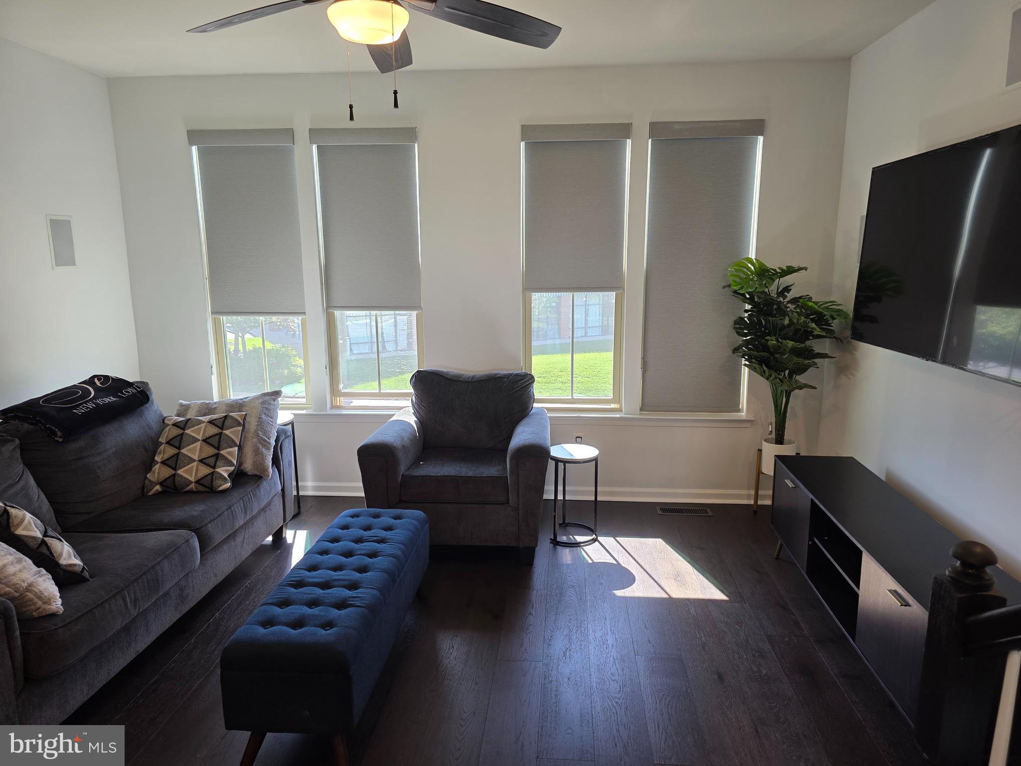 43815 Stubble Cor Square Ashburn, VA 20147 - Photo 8 of 23 a living room with furniture and a lamp