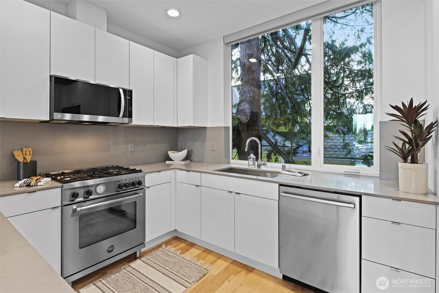 3609 Whitman Avenue North Seattle, WA 98103 - Photo 10 of 29