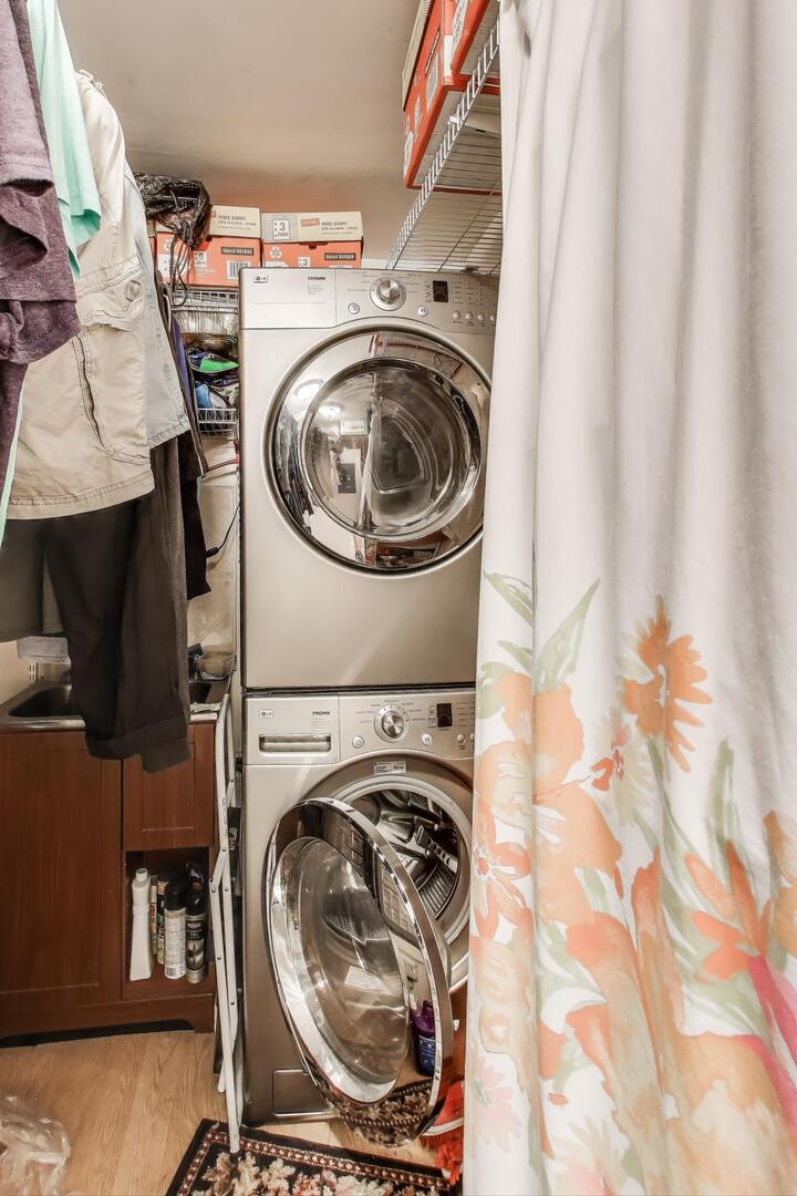 350 Newgate Court, Unit 2Z Schaumburg, IL 60193 - Photo 17 of 18 a utility room with dryer and washer