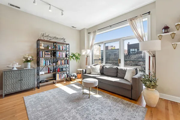 $565,000 | 2242 West Roscoe Street, Unit 3, Chicago, IL 60618