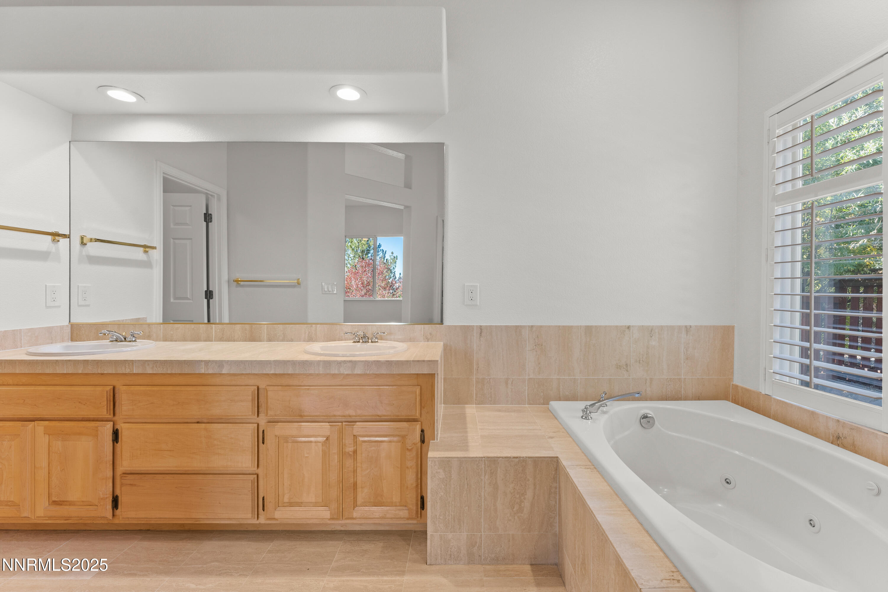 4991 West Albuquerque Road Reno, NV 89511 - Photo 26 of 60 a bathroom with a bathtub sink and mirror