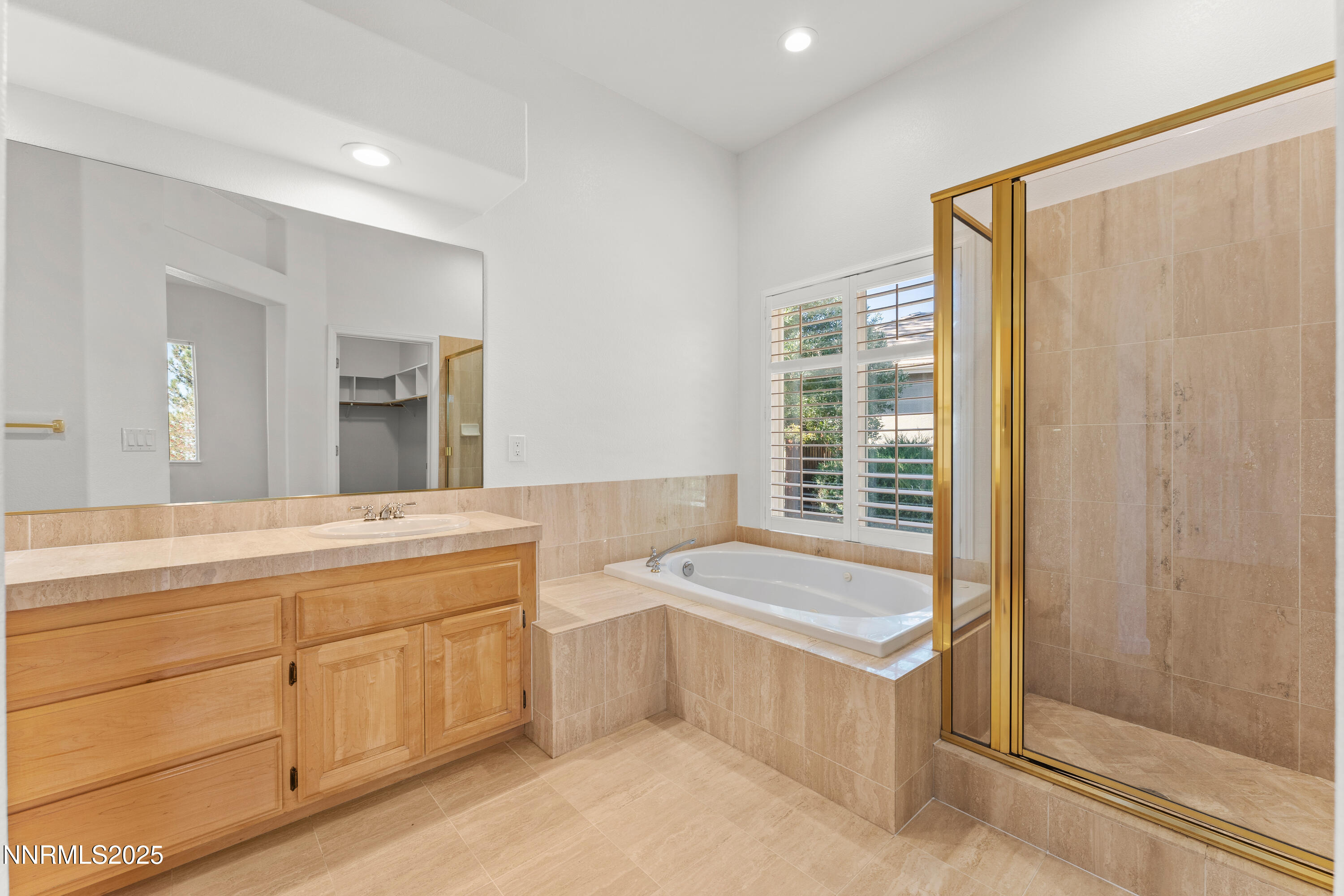4991 West Albuquerque Road Reno, NV 89511 - Photo 27 of 60 a spacious bathroom with a tub sink and mirror