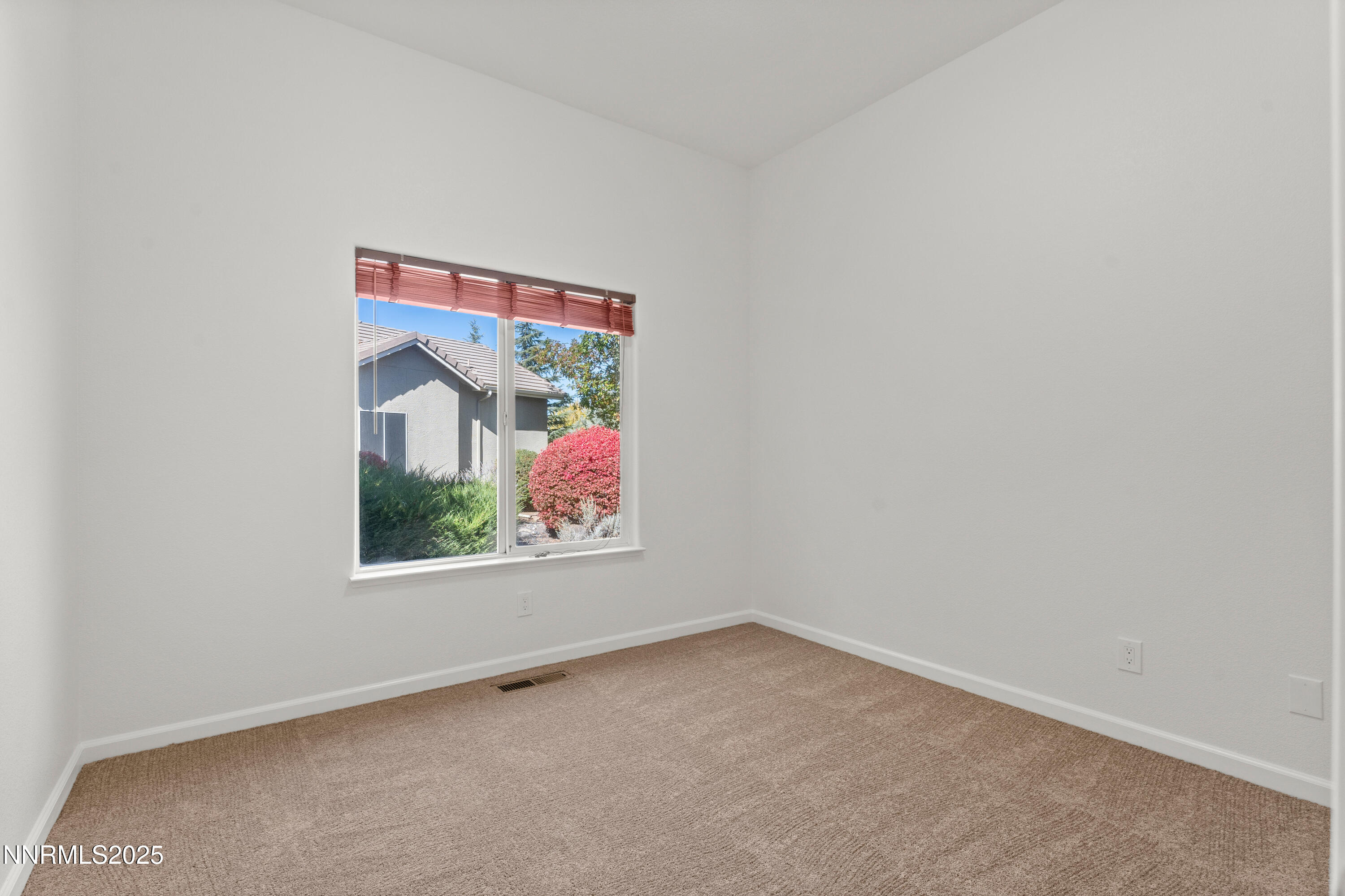4991 West Albuquerque Road Reno, NV 89511 - Photo 29 of 60 an empty room with a painting on the wall