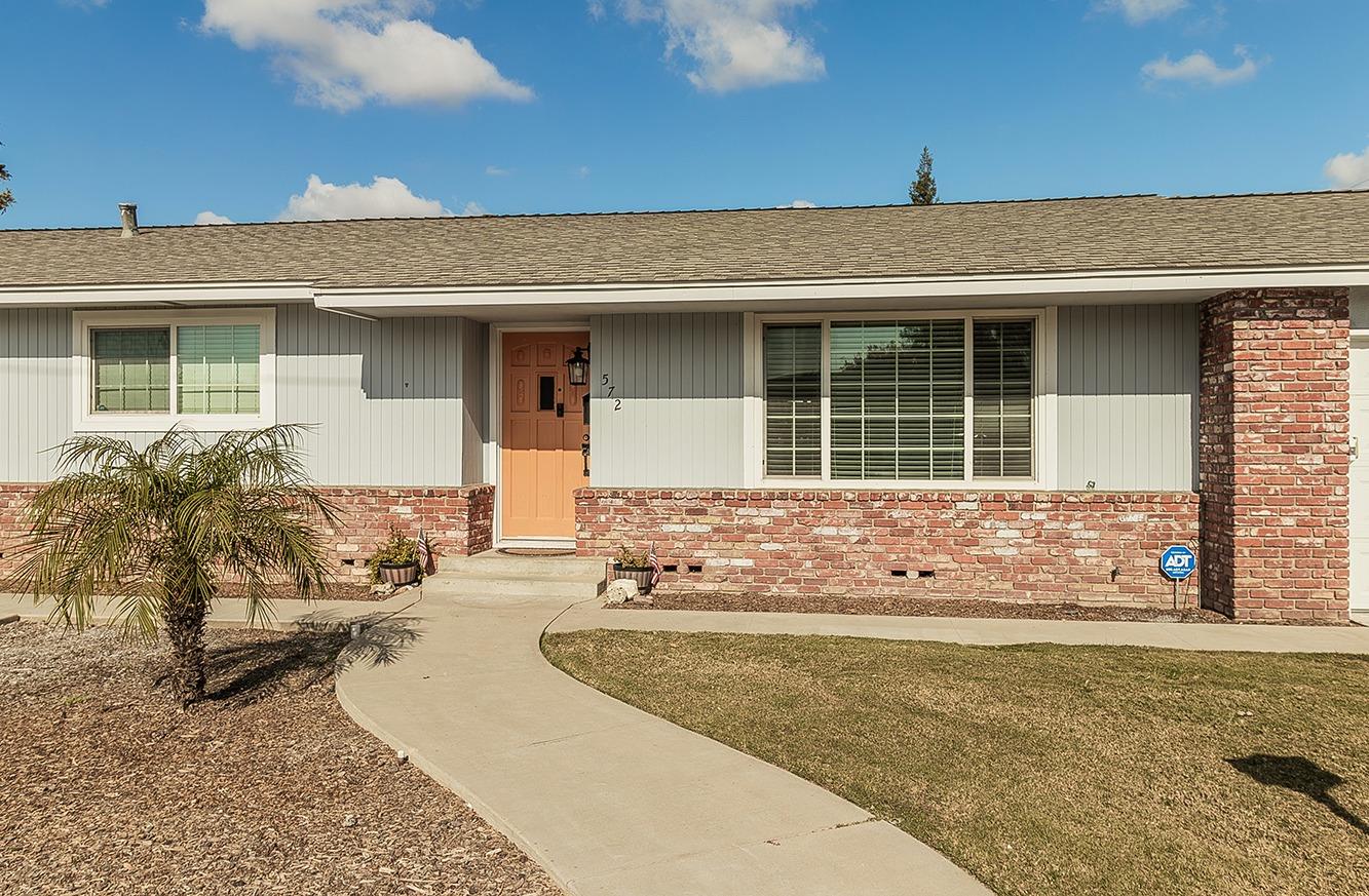 572 West Huntsman Avenue Reedley, CA 93654 - Photo 2 of 27 Gallery Image 2
