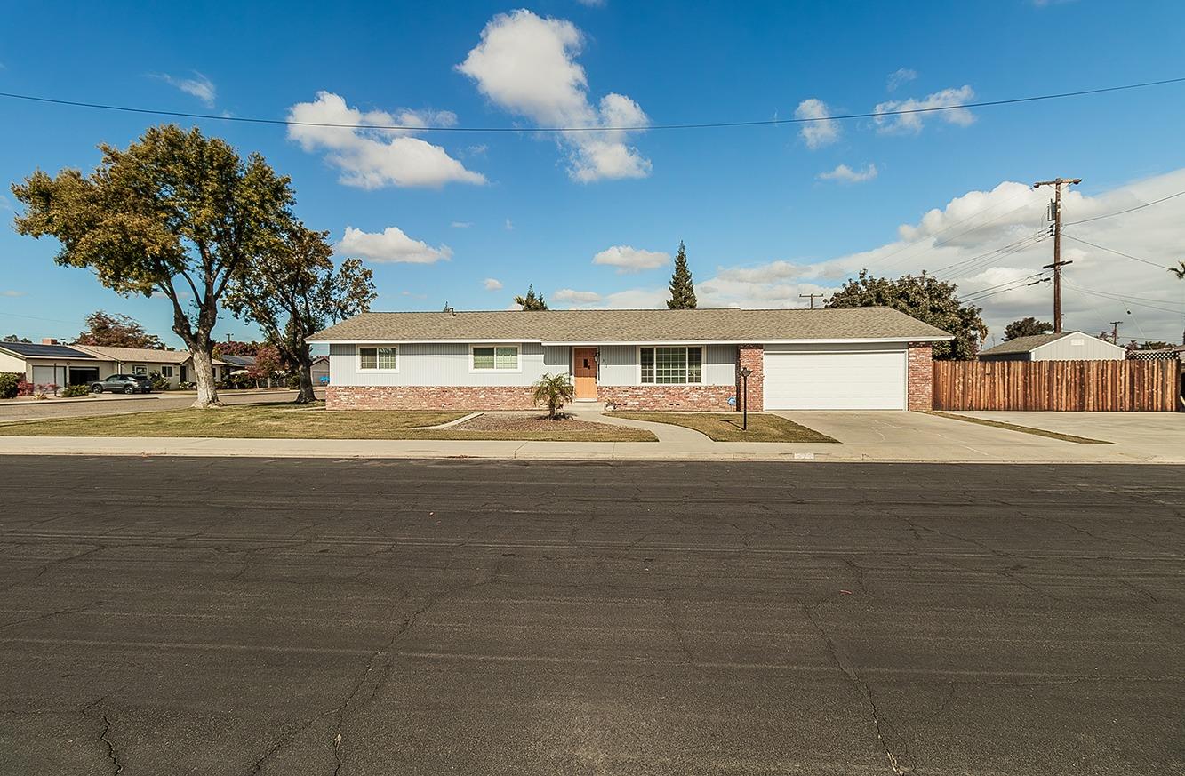 572 West Huntsman Avenue Reedley, CA 93654 - Photo 3 of 27 Gallery Image 3