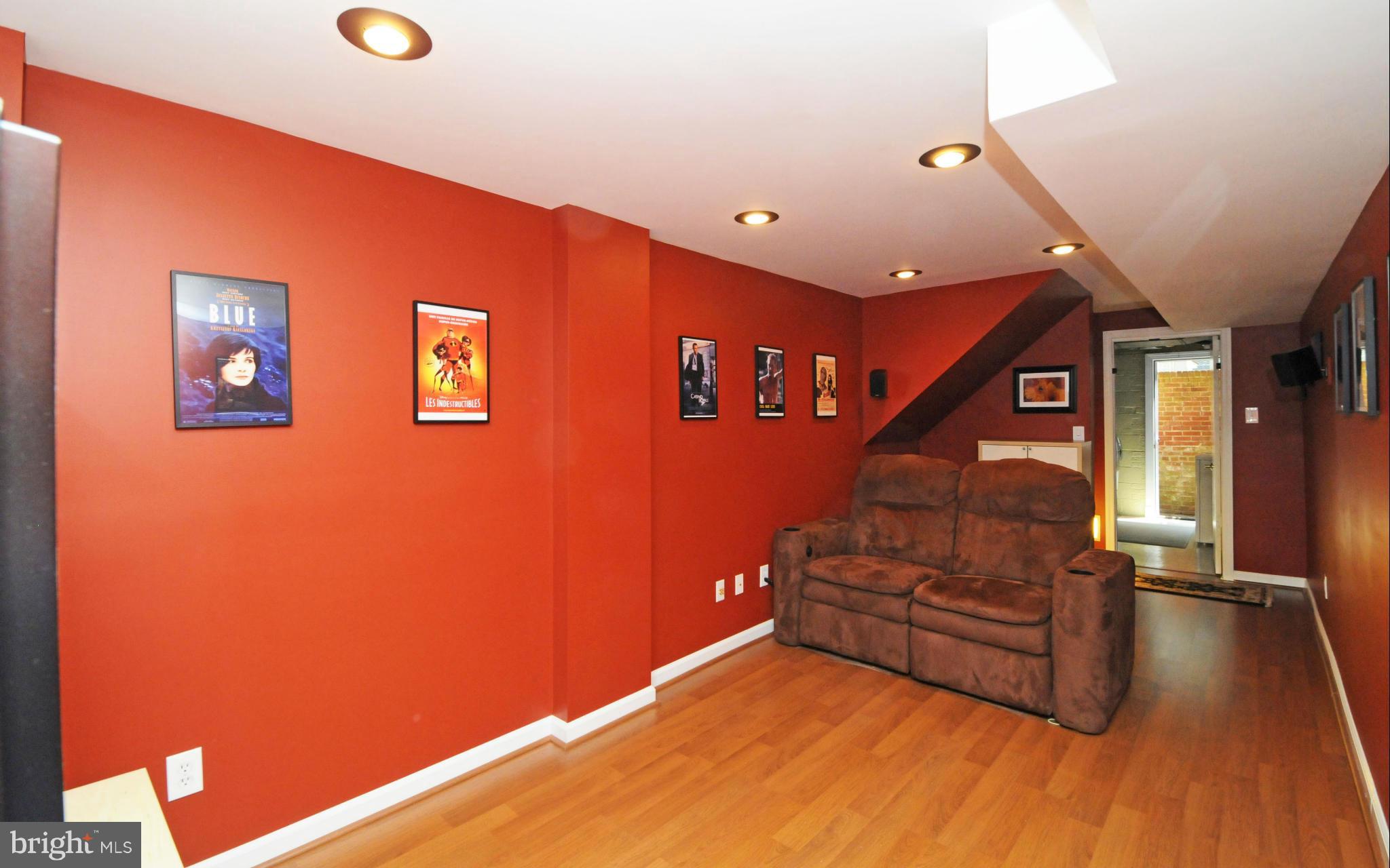6313 Beryl Road Alexandria, VA 22312 - Photo 25 of 30 a living room with furniture