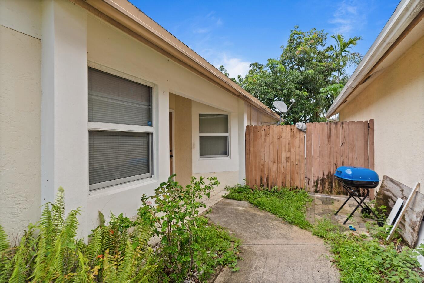 312 Bishop Road Pompano Beach, FL 33068 - Photo 4 of 35 DSC04883