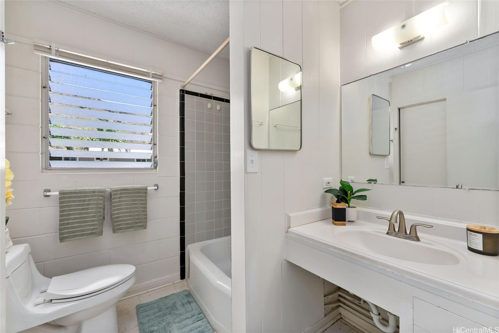 6014 Aimoku Street Honolulu, HI 96821 - Photo 19 of 25 Hall bathroom