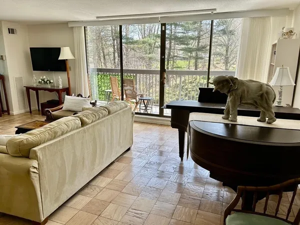 $3,700 | 40 Village Road, Unit 309, Middleton, MA 01949