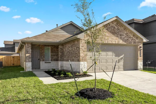 a view of a house with backyard