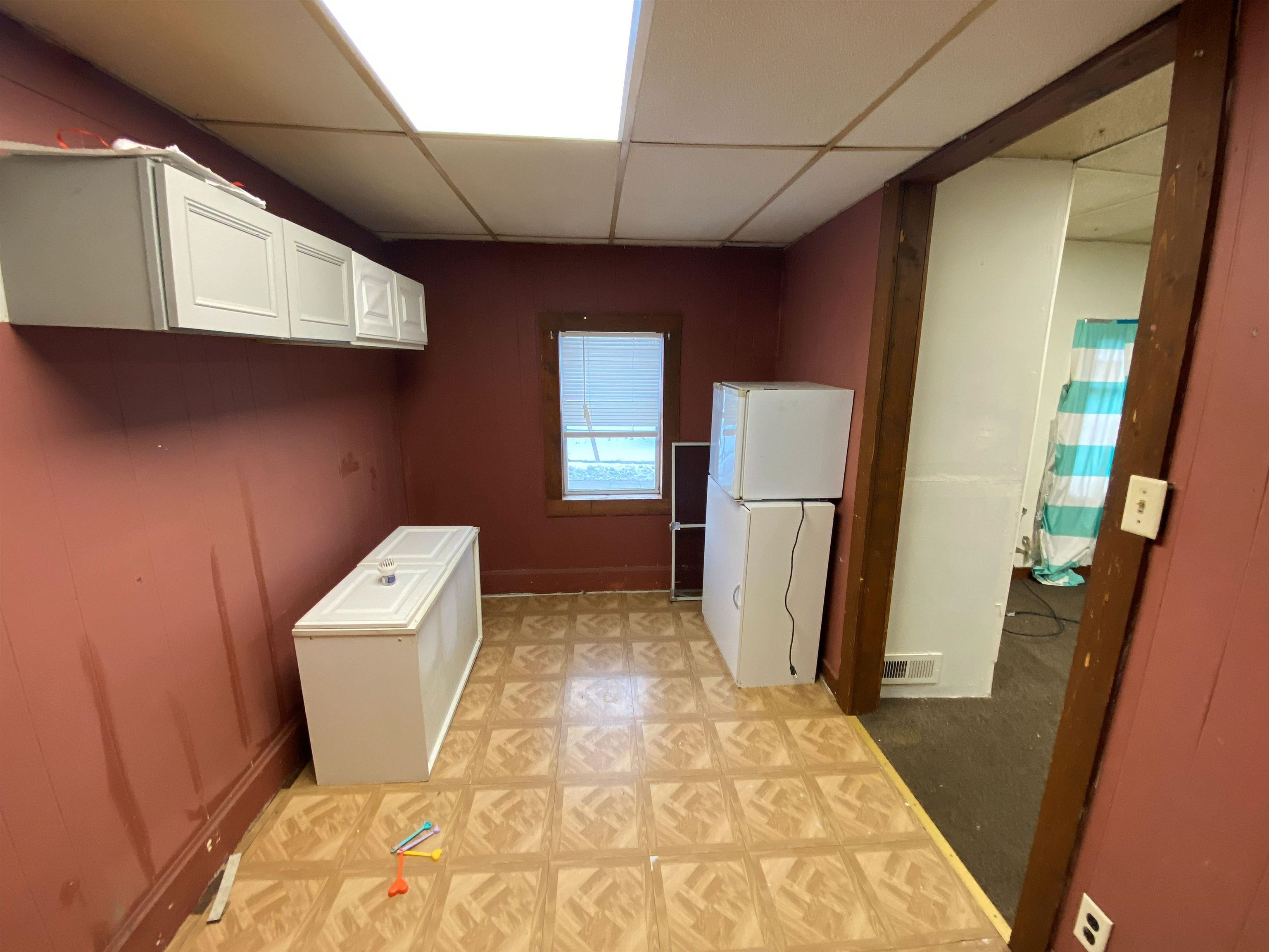 609 West Pleasant Street Freeport, IL 61032 - Photo 12 of 17 a bathroom with a toilet and a shower