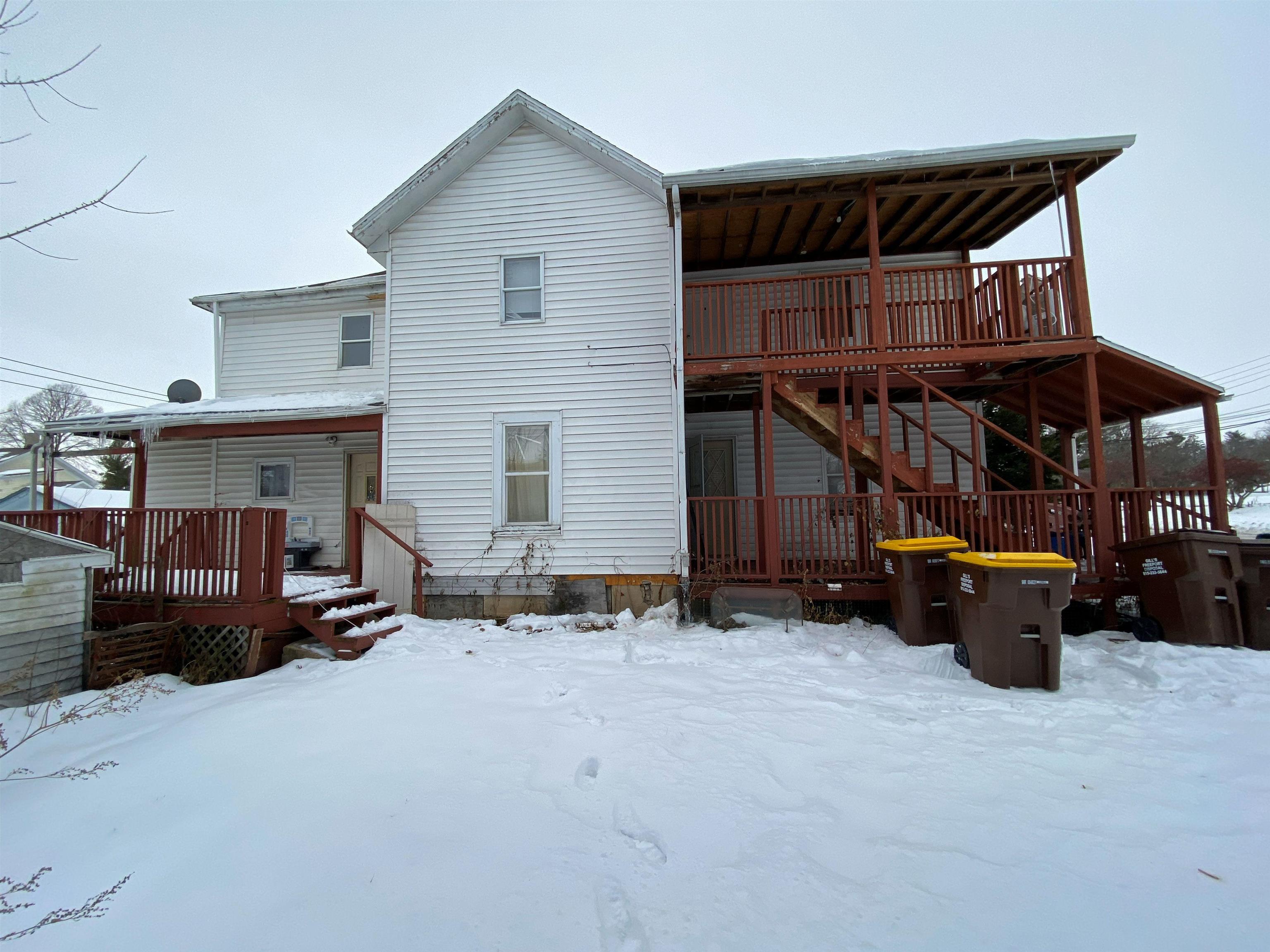 609 West Pleasant Street Freeport, IL 61032 - Photo 2 of 17 a view of a house with sitting area
