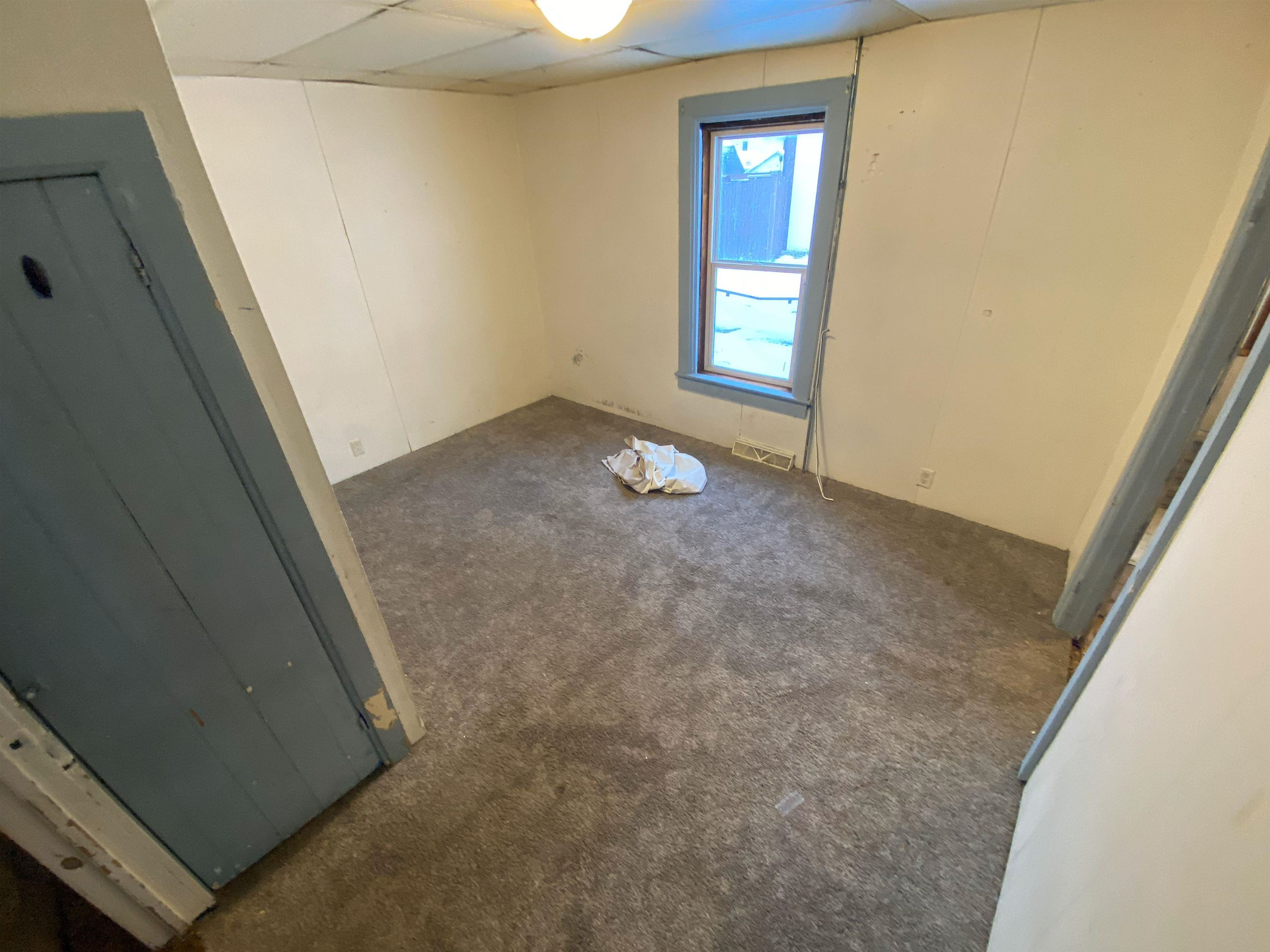 609 West Pleasant Street Freeport, IL 61032 - Photo 7 of 17 an empty room with windows