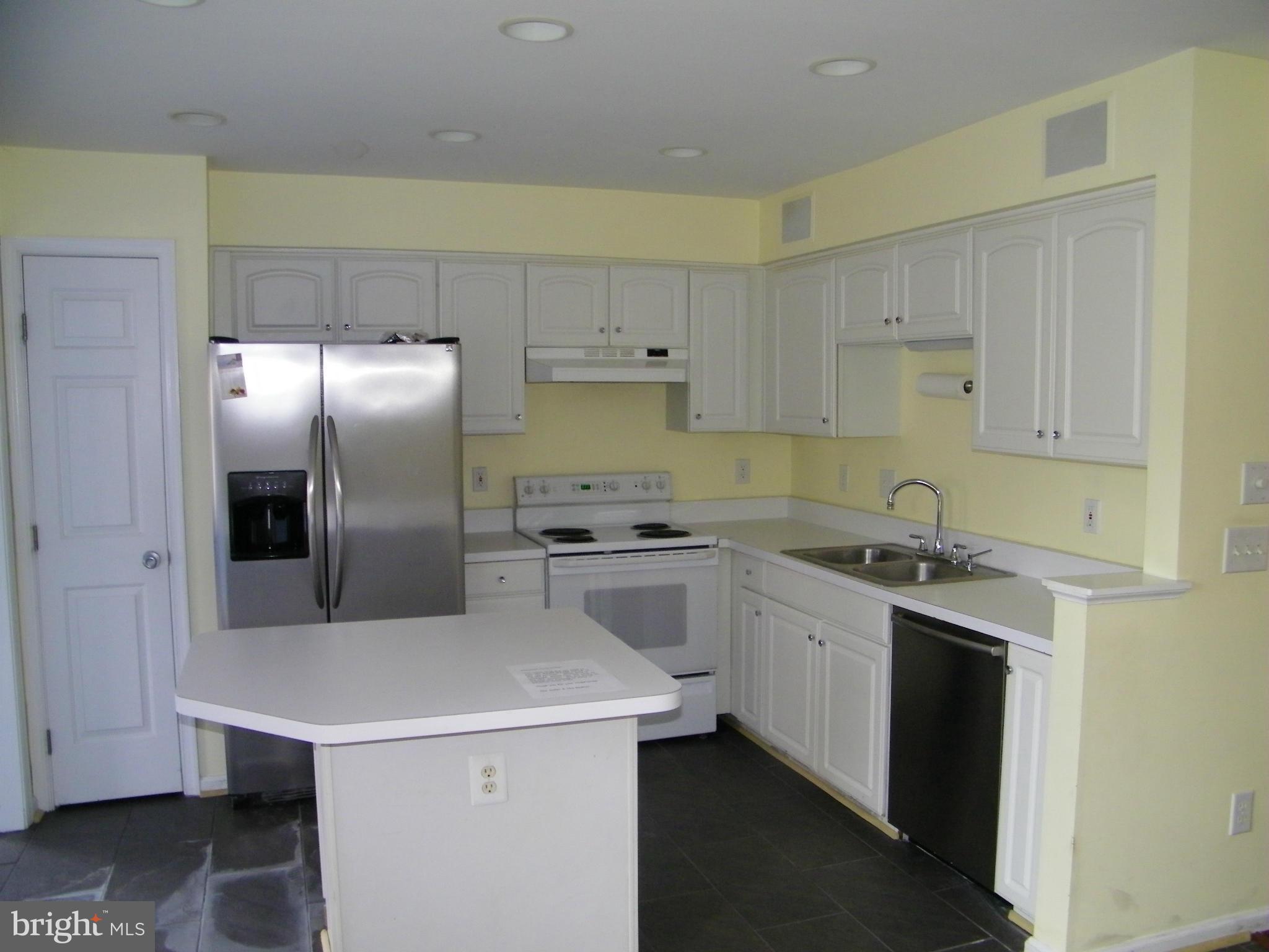 19958 Fieldgrass Square Ashburn, VA 20147 - Photo 2 of 14 Kitchen