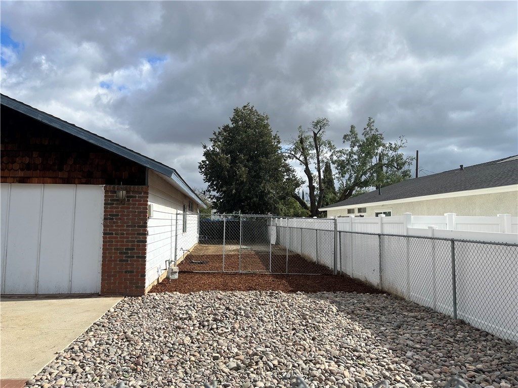 41870 B Street Murrieta, CA 92562 - Photo 4 of 16 a backyard of a house