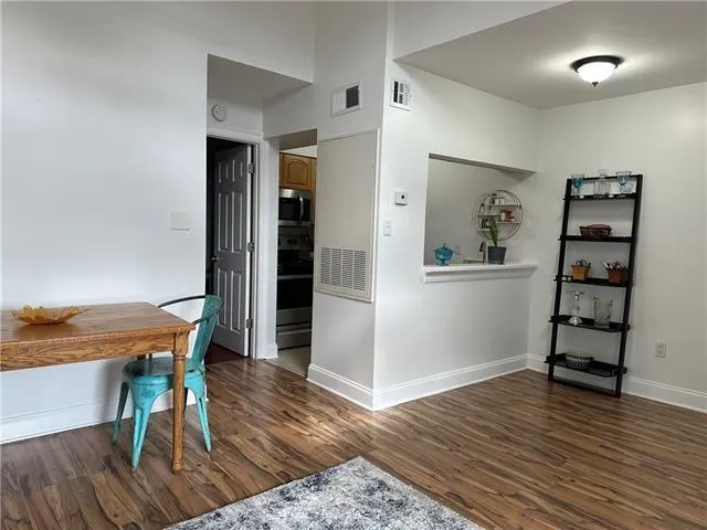 $1,350 | 2330 Edenborn Avenue, Unit 324, Metairie, LA 70001