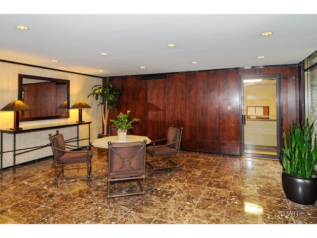 1 East Scott Street, Unit 1402 Chicago, IL 60610 - Photo 2 of 8