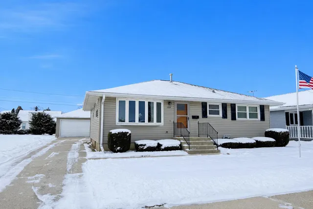 $214,900 | 1706 George Street, Manitowoc, WI 54220