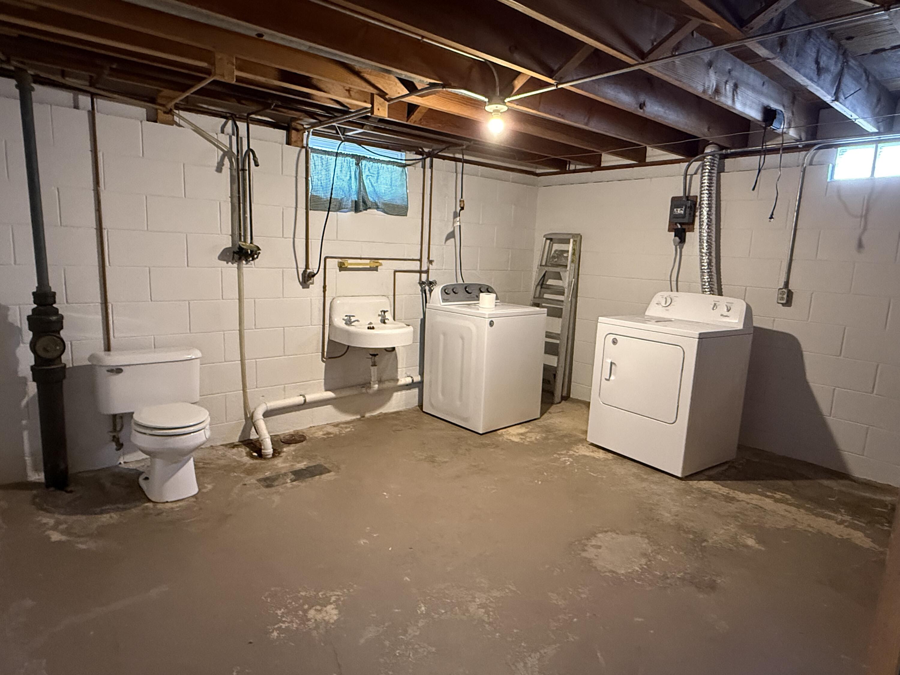 1706 George Street Manitowoc, WI 54220 - Photo 19 of 24 20 laundry