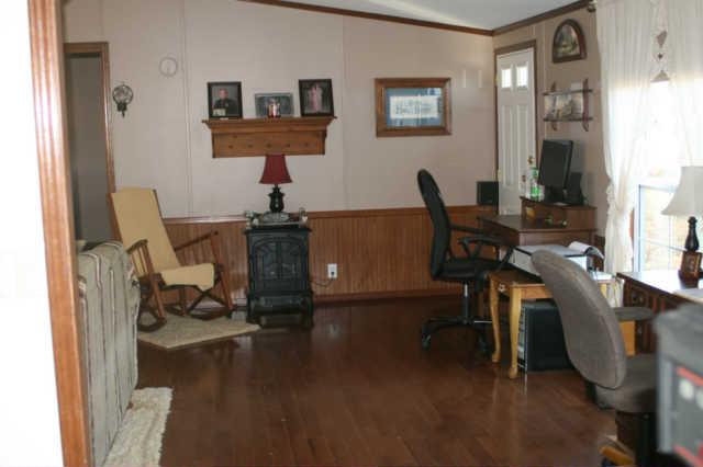 618 Sparrow Road Lafayette, TN 37083 - Photo 4 of 9 Sitting room area at entry