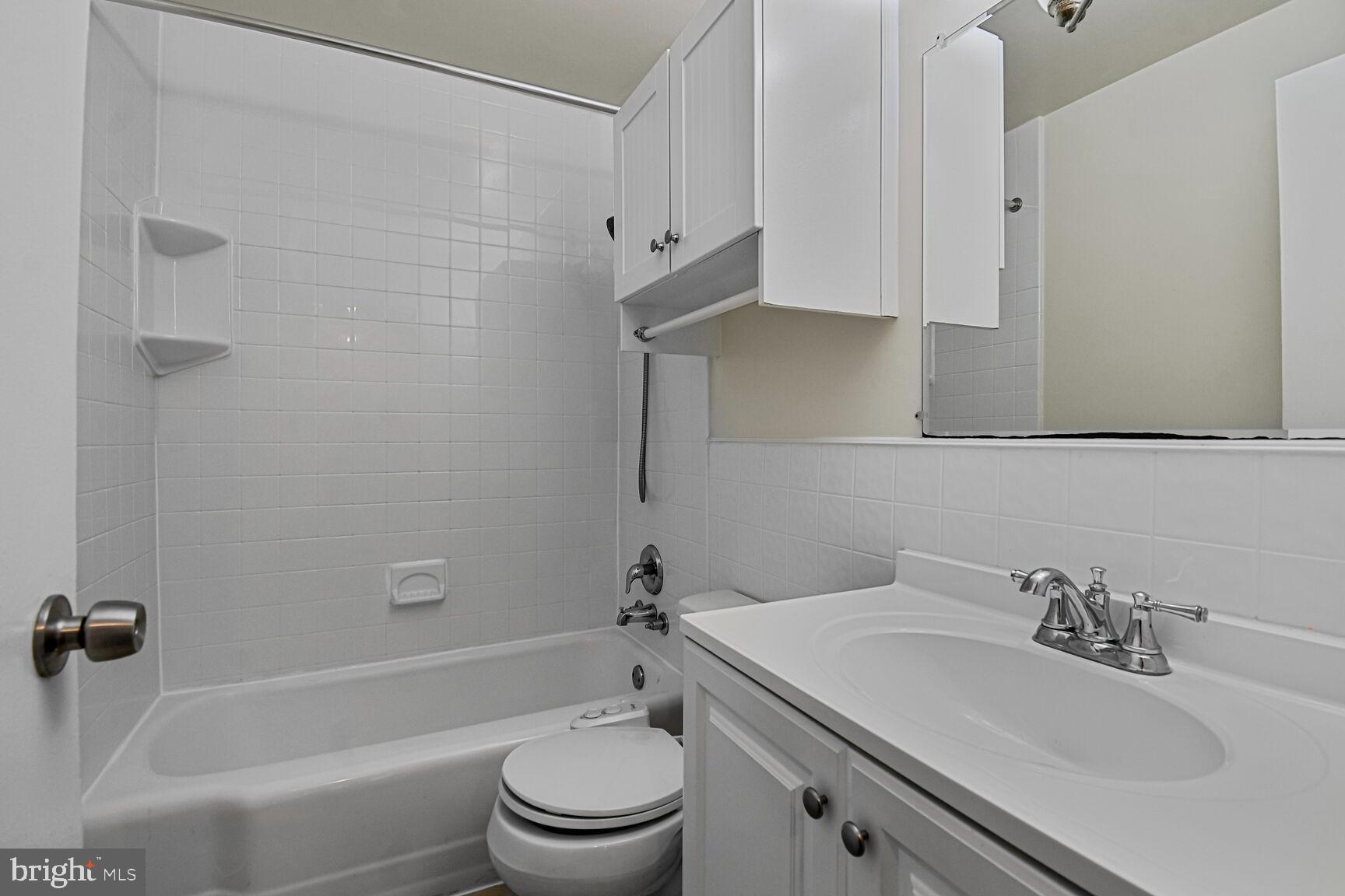 4000 Tunlaw Road Northwest, Unit 419 Washington, DC 20007 - Photo 13 of 27 Bathroom