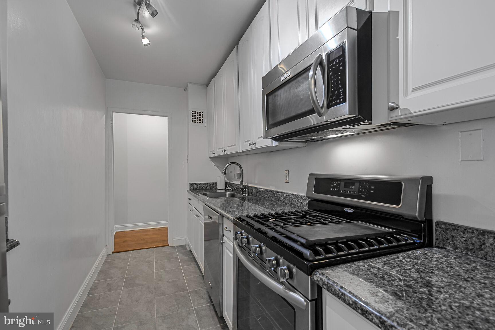 4000 Tunlaw Road Northwest, Unit 419 Washington, DC 20007 - Photo 7 of 27 Kitchen